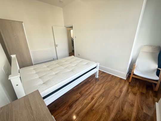 2 Bed Flat, Lewisham Way, SE14 - Photo 1