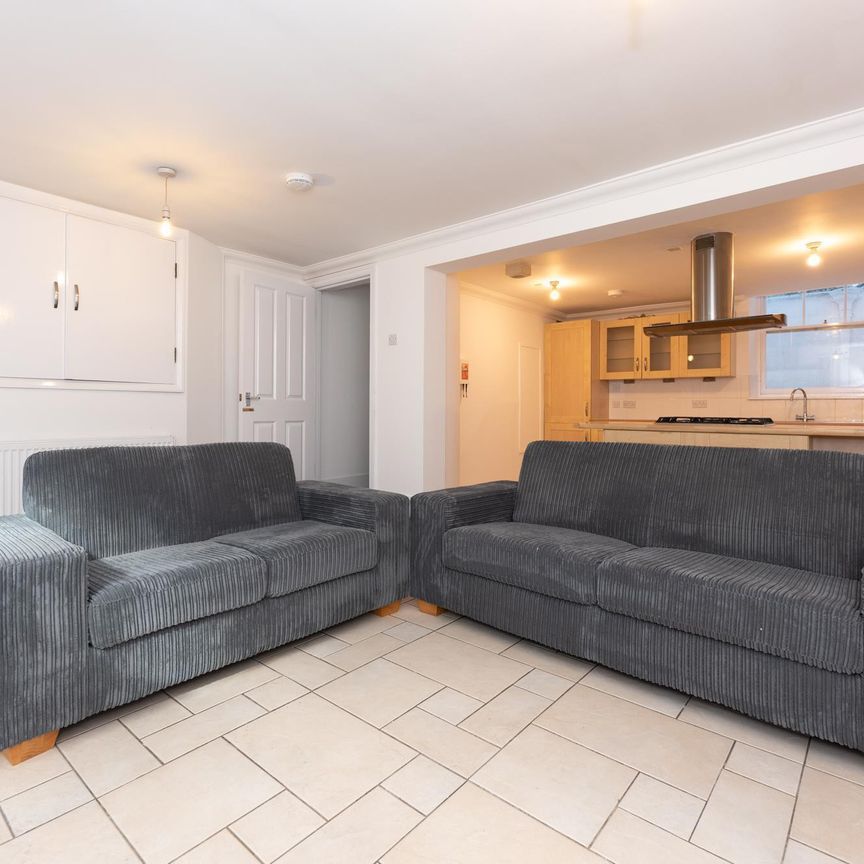 6 bedroom terraced house to rent - Photo 1