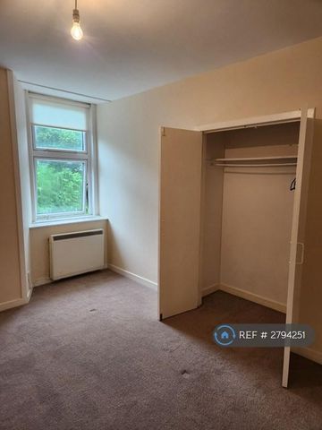 4 bedroom flat to rent - Photo 2