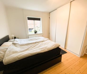 Skøn og rummelig 2-værelses lejlighed med dele-have - Photo 3