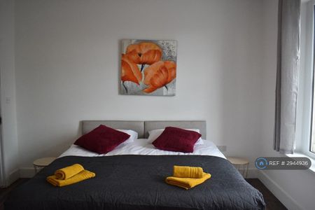 4 bedroom detached house to rent - Photo 3