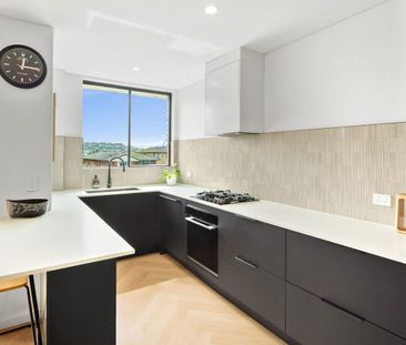 Stylish Coastal Retreat Footsteps from Dee Why Beach - Photo 3