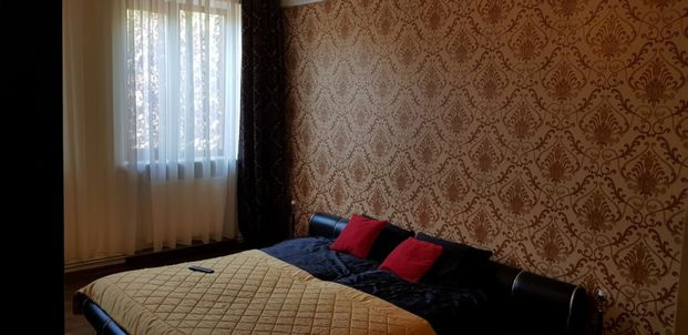 CENTRAL -Bulevard -apartament 2 camere renovat ,mobilat util - Photo 1