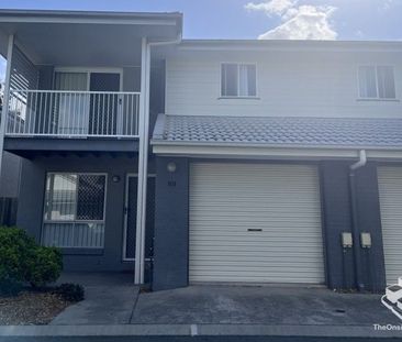 3 Bedroom townhouse with pool and gym - Photo 3