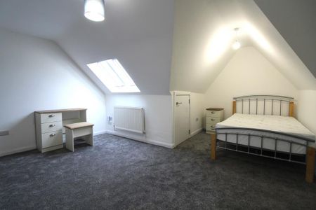 1 bedroom in a house share to rent - Photo 2