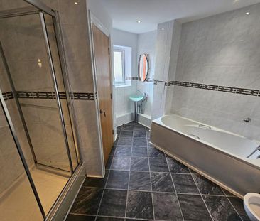 1 bedroom in a flat share to rent - Photo 3