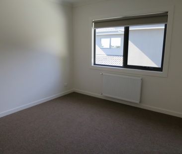 35 Swanson Crescent, Chadstone VIC 3148 - Townhouse For Rent | Domain - Photo 6