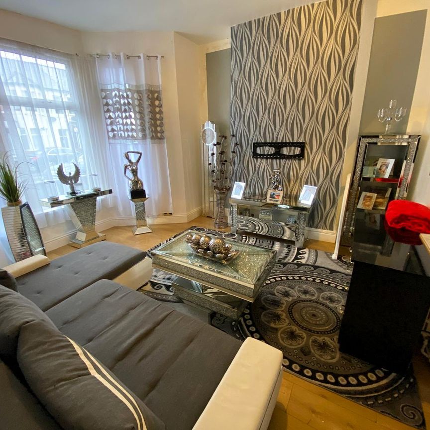 £1,250 PCM 4 Double Bedroom House with Enclosed Garden in Caerleon Road Newport NP19 7GZ - Photo 1