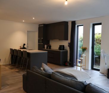 Gelijkvloers appartement met terras, carport en berging. - Photo 2