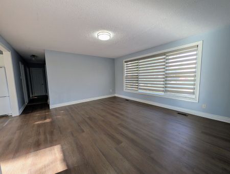 For Lease - 9 Hiley Avenue, Ajax, Ontario - Photo 2
