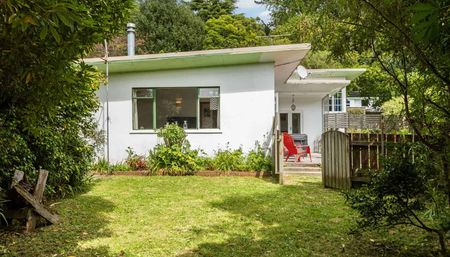 3 Bedrooms Wainuiomata - Photo 5