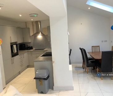 4 bedroom semi-detached house to rent - Photo 6