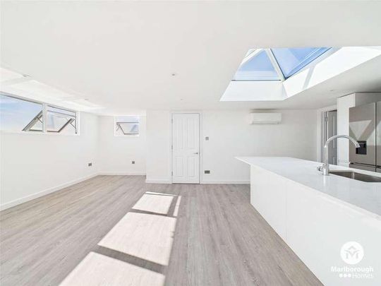 Carnarvon Road, South Woodford, London, E18 - Photo 1