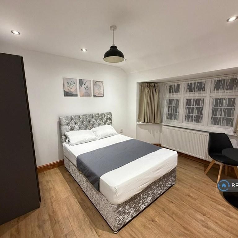 1 bedroom in a house share to rent - Photo 1