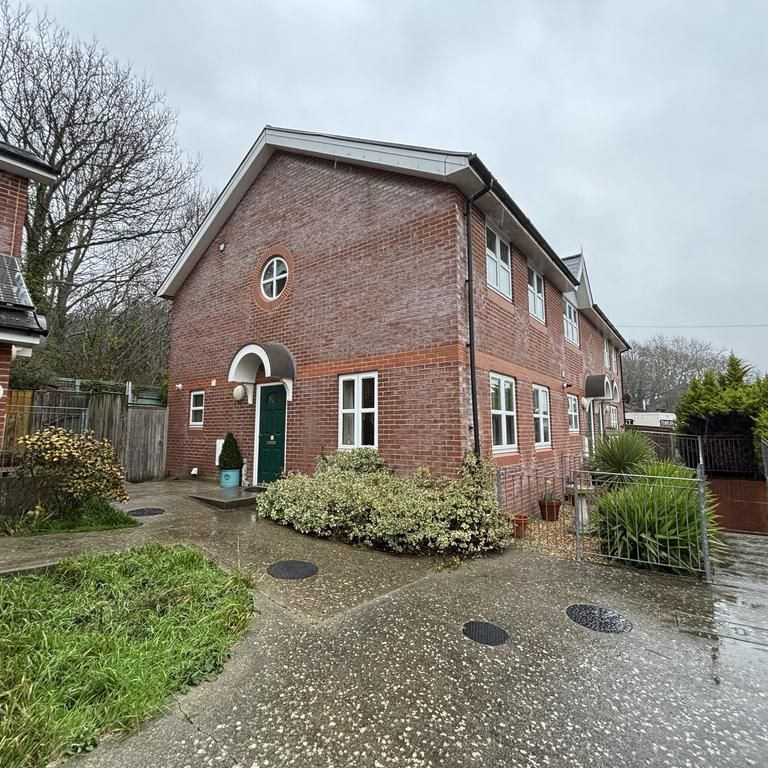 3 bedroom end of terrace house to rent - Photo 2