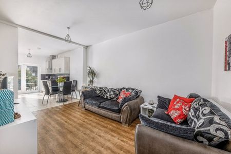 3 Bedroom Flat/Apartment to rent - Photo 2