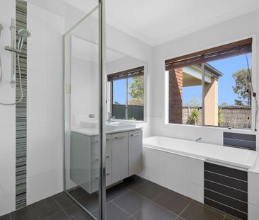 13 Page Close, Pakenham VIC 3810 - House For Rent | Domain - Photo 3