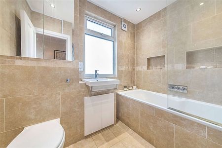 A spacious three double bedroom split level apartment on Earlsfield Road. - Photo 3