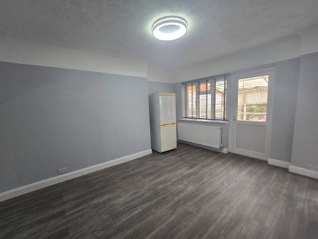 4 Bed Semi-Detached House, Woodham Road, SE6 - Photo 4