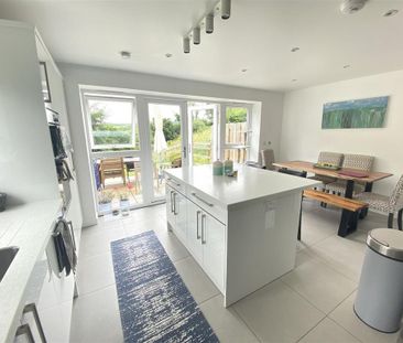 4 bedroom semi-detached house to rent - Photo 6