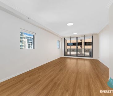 Just renovated stylish 2-bedroom, 2-bathroom apartment & parking near World Square - Photo 1