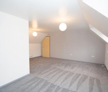 2 bedroom coach house to rent - Photo 2
