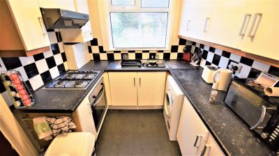 3 bedroom House in Buckingham Avenue, Leeds - Photo 4