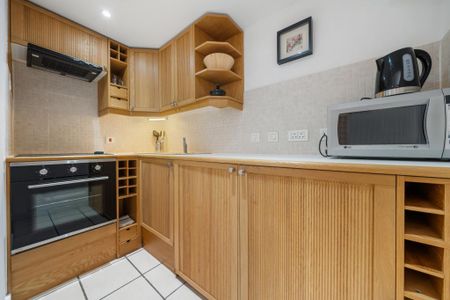 A spacious studio apartment set on the lower ground floor in Pimlico, London SW1V - Photo 4