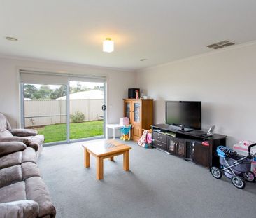 GREAT FAMILY HOME WITH DUCTED HEATING AND COOLING - Photo 2