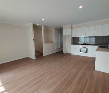 Stylish Townhouse in the heart of Lilydale - Photo 4
