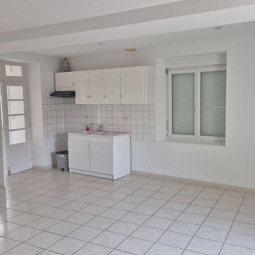 LEVARE: maison d'habitation comprenant: -Entrée, salon/séjour, cuisine, une chambre, salle d'e... - Photo 1