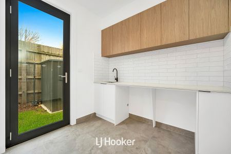 Contemporary Elegance Meets Urban Convenience in Central Berwick - Photo 5