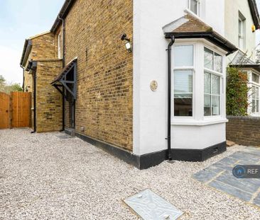 3 bedroom semi-detached house to rent - Photo 4