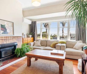 Charming 2BR Home with Sunroom, Sleepout & Garden - Photo 2