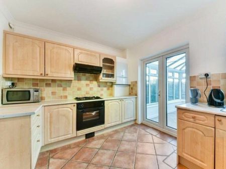 Carrington Road, Richmond, TW10 - Photo 3