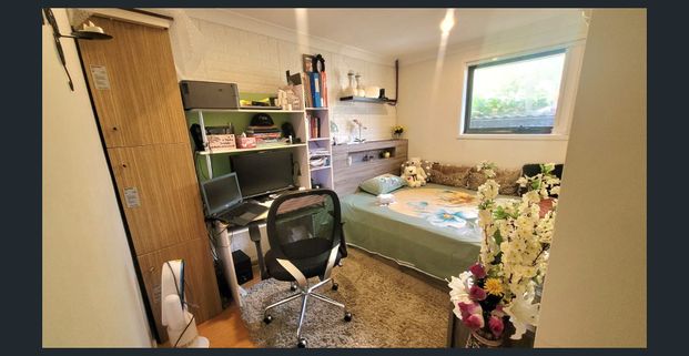 This lovely 3-bedroom property offers a peaceful and private lifestyle, while still being conveniently close to schools, shops, and Glenfield station - Photo 1