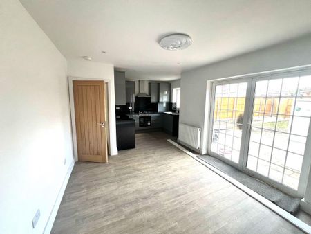 6 bedroom semi-detached house to rent - Photo 4