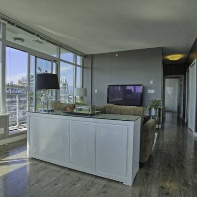 Modern Elegance in South Main: Exquisite 2-Bed Corner Unit at Uptown - Photo 4