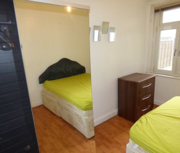 2 bedroom Flat for rent - Photo 5