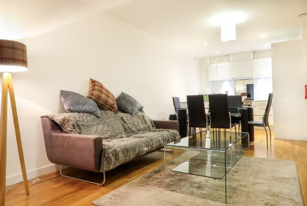 This lovely double bedroom property based in the heart of Clapham. - Photo 1