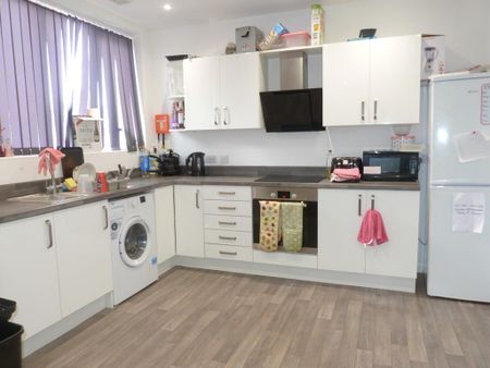 1 bedroom in a flat share to rent - Photo 3