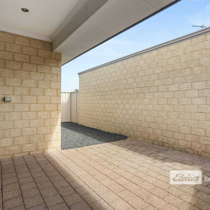 CENTRALLY LOCATED TOWNHOUSE - Photo 1
