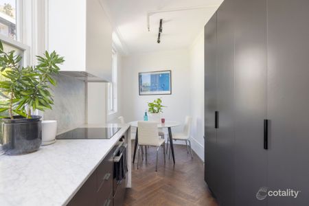 Beautifully Appointed Art Deco Apartment - Photo 4