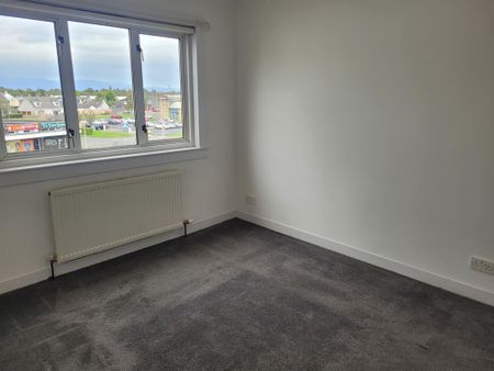 3 bedroom flat to rent - Photo 4