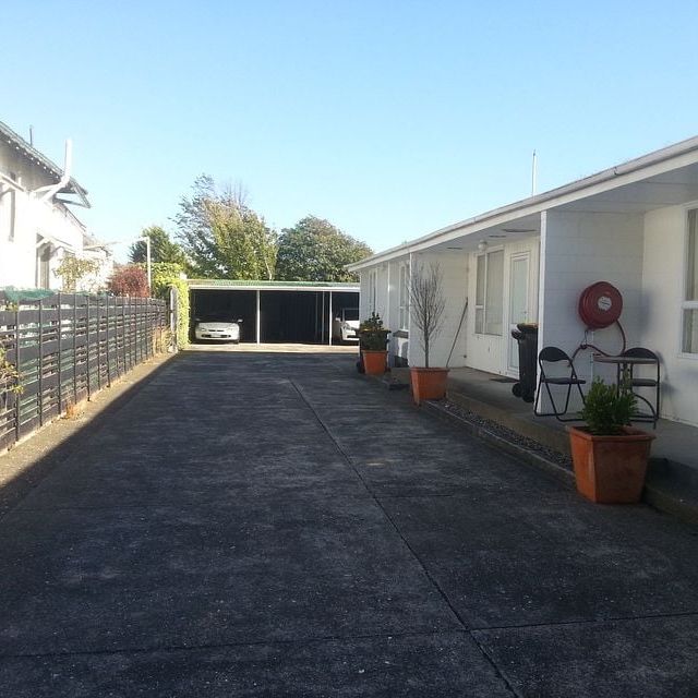 Modern unit - Photo 1