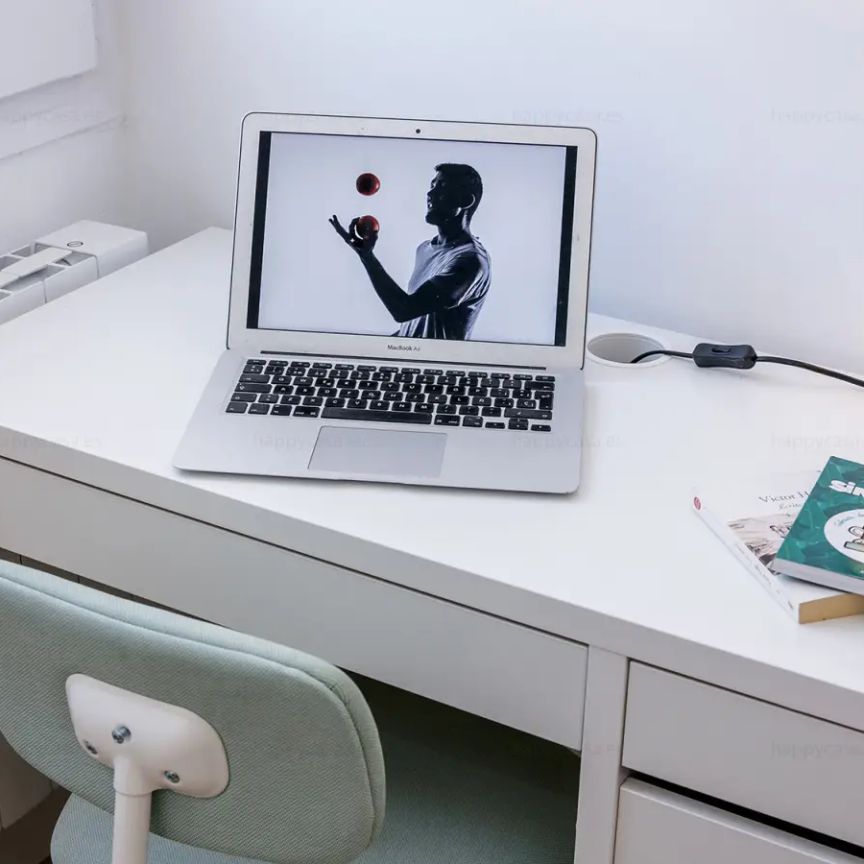 Room in a shared 10-bedroom apartment for rent in Collblanc, bills included, professionals and students. - Foto 1