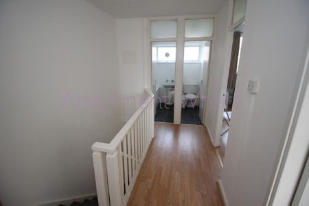 1 bedroom in a flat share to rent - Photo 4
