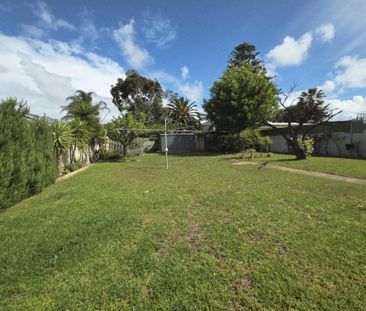 Neat 3-Bedroom Home in Convenient Royal Park Location - Photo 3