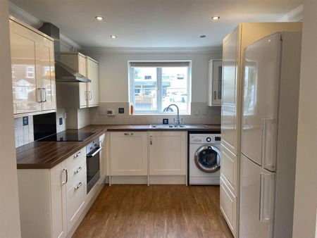 4 bedroom semi-detached house to rent - Photo 2