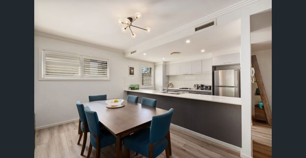 Stylish Apartment with North-Facing Alfresco Entertanining - Photo 1